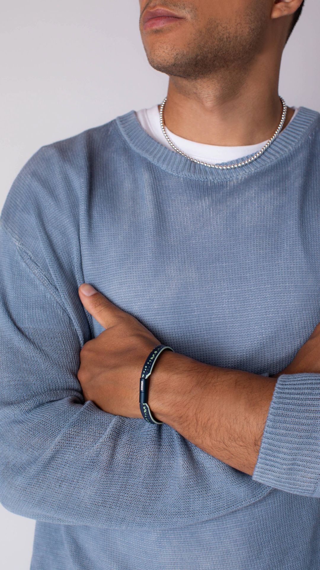 Stylish guy wearing a MANIMIRI Spring bracelet in Blue Navy